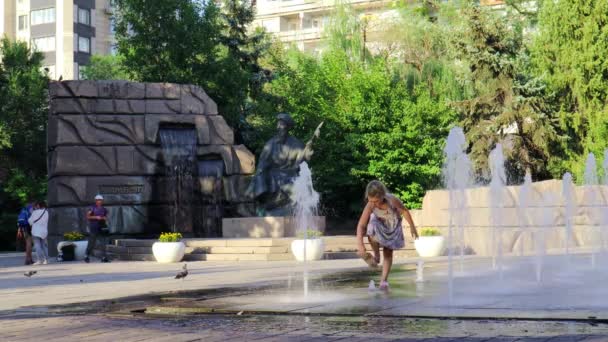 Almaty City Julio 2023 Kazajstán Almaty Dostyk Avenue Monumento Del — Vídeos de Stock