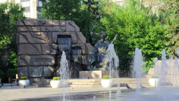 アルマトイ シティ2023年7月29日 カザフスタン アラマティ ドイク アベニュー カザフスタンの有名な人々シンガーZhambylの記念碑 — ストック動画