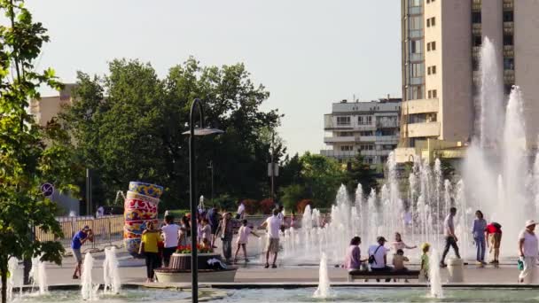 アルマトイ シティ2023年7月29日 カザフスタン アラマティ ドイク アベニュー カザフスタンの有名な人々シンガーZhambylの記念碑 — ストック動画
