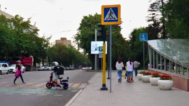Almaty City Video Augustus 2023 Kazachstan Almaty Dostyk Avenue — Stockvideo
