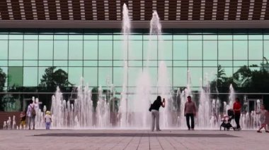 Almaty City Video 7 Ağustos 2023. Kazakistan, Almaty, Dostyk Bulvarı, Cumhuriyet Sarayı Almatı ve çeşmeleri (Eski Lenin Sarayı)