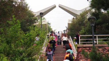 Almaty Şehir Videosu. 13 Ağustos 2023. Medeo Shymbulak Dağı Tatil Köyü. Sağlık merdiveni