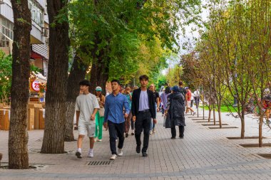 Almaty City, Kazakistan 22 Ağustos 2023. Almaty 'deki Arbat Bulvarı, Zhibek Zholy Pedestrian Caddesi. Panfilov Yürüyen Sokak.