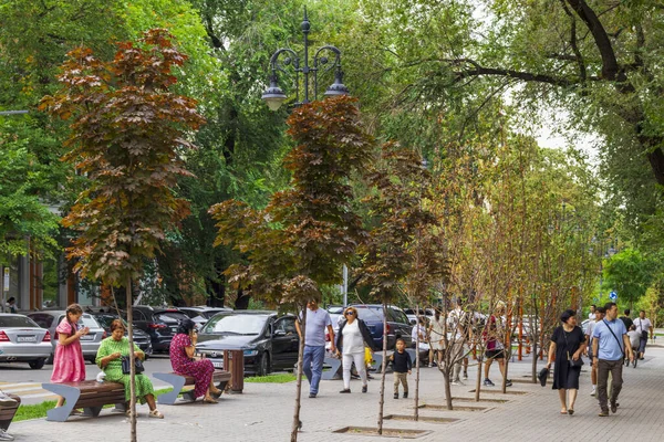 Almaty City, Kazakistan 22 Ağustos 2023. Almaty 'deki Arbat Bulvarı, Zhibek Zholy Pedestrian Caddesi. Panfilov Yürüyen Sokak.