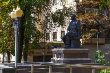 Almaty City, Kazakistan 23 Ağustos 2023. Abay Bulvarı, Tulebeyev Caddesi. SSCB Mukan Tulebayev ve 