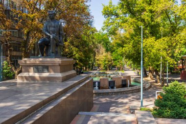Almaty City, Kazakistan 23 Ağustos 2023. Abay Bulvarı, Tulebeyev Caddesi. SSCB Mukan Tulebayev ve 