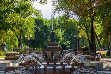 Almaty City, Kazakistan 23 Ağustos 2023. Abay Bulvarı, Tulebeyev Caddesi. SSCB Mukan Tulebayev ve 