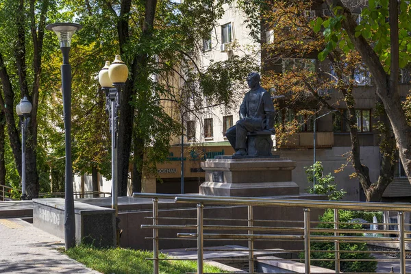 2023年8月23日 哈萨克斯坦阿拉木图 Abay大道Tulebeyev街苏联作曲家 公众人物和国家艺术家Mukan Tulebayev纪念碑和 Semirechye — 图库照片
