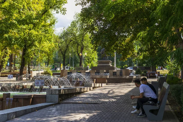 Almaty City, Kazakistan 23 Ağustos 2023. Abay Bulvarı, Tulebeyev Caddesi. SSCB Mukan Tulebayev ve 