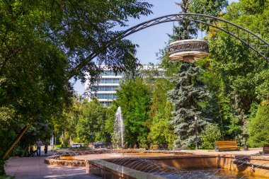 Almaty City, Kazakistan 23 Ağustos 2023. Mukan Tulebayev Caddesi. M.K. tarafından tasarlanan ve geliştirilen Nedelka Çeşmesi. Safin 1972, Fountain 
