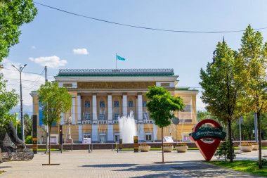 Almaty City, Kazakistan 23 Ağustos 2023. Abay Opera Binası manzarası. Almaty 'deki Arbat Bulvarı, Zhibek Zholy Caddesi. Panfilov Yürüyen Sokak