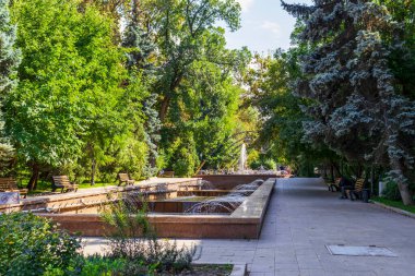 Almaty City, Kazakistan 23 Ağustos 2023. Mukan Tulebayev Caddesi. M.K. tarafından tasarlanan ve geliştirilen Nedelka Çeşmesi. Safin 1972, Fountain 