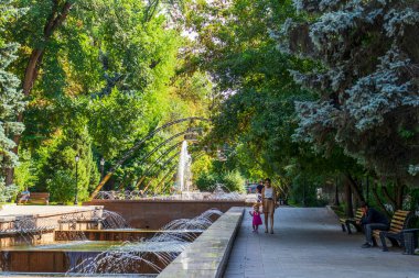 Almaty City, Kazakistan 23 Ağustos 2023. Mukan Tulebayev Caddesi. M.K. tarafından tasarlanan ve geliştirilen Nedelka Çeşmesi. Safin 1972, Fountain 