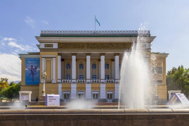 Almaty City, Kazakistan 23 Ağustos 2023. Abay Opera Binası manzarası. Almaty 'deki Arbat Bulvarı, Zhibek Zholy Caddesi. Panfilov Yürüyen Sokak