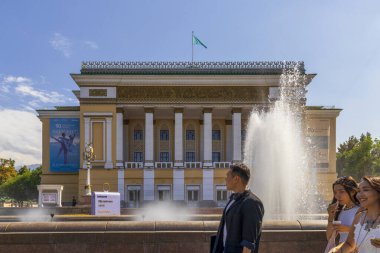 Almaty City, Kazakistan 23 Ağustos 2023. Abay Opera Binası manzarası. Almaty 'deki Arbat Bulvarı, Zhibek Zholy Caddesi. Panfilov Yürüyen Sokak