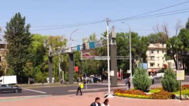Almaty City Timelapse, Kazakistan 1 Eylül 2023. Abay Bulvarı
