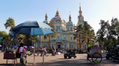 Almaty Şehir Videosu. Almaty, Kazakistan 23 Eylül 2023. Panfilov 'un Central Park' ı. Yükseliş Katedrali. Panfilov Park 'taki Rus Ortodoks Katedrali. 
