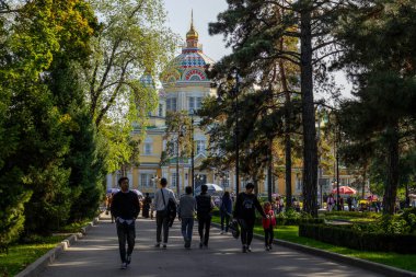 Almaty City, Kazakistan 23 Eylül 2023. Panfilov 'un Central Park' ı. Yükseliş Katedrali. Panfilov Park 'taki Rus Ortodoks Katedrali. 