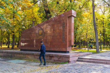 Almaty Şehri. Almaty Kazakistan 8 Ekim 2023. Panfilov 'un Central Park' ı. Parktaki anıt 