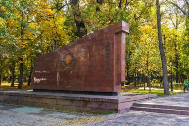 Almaty Şehri. Almaty Kazakistan 8 Ekim 2023. Panfilov 'un Central Park' ı. Parktaki anıt 
