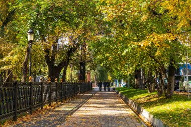 Almaty Şehri. Almaty Kazakistan 8 Ekim 2023. Panfilov 'un Central Park' ı. Parktaki anıt 