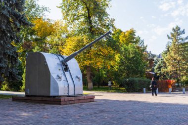 Almaty Şehri. Almaty Kazakistan 8 Ekim 2023. Panfilov 'un Central Park' ı. Parktaki anıt 