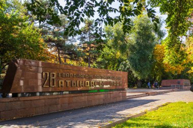 Almaty Şehri. Almaty Kazakistan 8 Ekim 2023. Panfilov 'un Central Park' ı. Parktaki anıt 