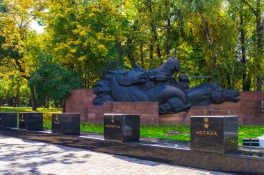 Almaty Şehri. Almaty Kazakistan 8 Ekim 2023. Panfilov 'un Central Park' ı. Alto rahatlatıcı 