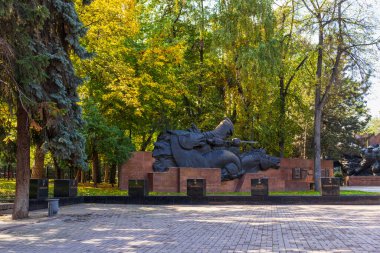 Almaty Şehri. Almaty Kazakistan 8 Ekim 2023. Panfilov 'un Central Park' ı. Parktaki anıt 