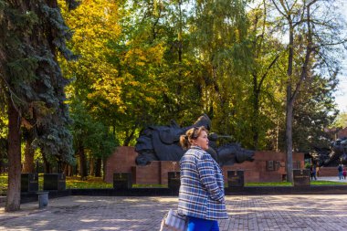 Almaty Şehri. Almaty Kazakistan 8 Ekim 2023. Panfilov 'un Central Park' ı. Alto rahatlatıcı 
