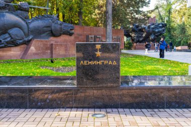 Almaty Şehri. Almaty Kazakistan 8 Ekim 2023. Panfilov 'un Central Park' ı. Parktaki anıt 