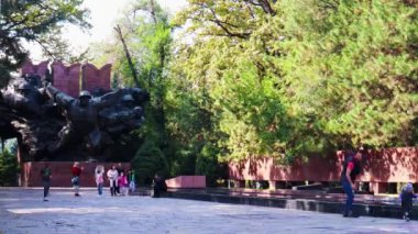 Almaty City Zaman Çizelgesi. Almaty Kazakistan 8 Ekim 2023. Panfilov 'un Central Park' ı. Parktaki anıt 