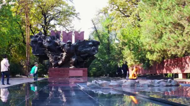 阿拉木图市时间过去了 2023年10月8日潘弗罗夫中央公园公园内的 荣耀纪念碑 以28名Panfilov卫兵的名字命名 — 图库视频影像