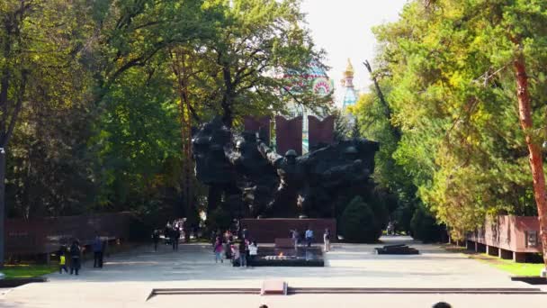 阿拉木图市时间过去了 2023年10月8日潘弗罗夫中央公园公园内的 荣耀纪念碑 以28名Panfilov卫兵的名字命名 — 图库视频影像