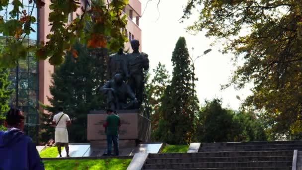 阿拉木图市视频 2023年10月8日潘弗罗夫中央公园公园内的 荣耀纪念碑 以28名Panfilov卫兵的名字命名 — 图库视频影像