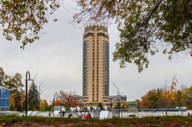 Almaty City 29 Ekim 2023. Kazakistan 'ın Almaty şehrindeki Kazakistan Oteli. Almaty 'deki en popüler bina.