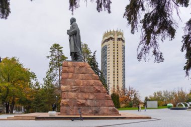 Almaty City 29 Ekim 2023. Kazakistan, Almaty, Dostyk Caddesi. Ünlü Kazak şair ve yazar Abay Kunanbayevat 'ın merkez meydanı. Almaty Şehri, Kazakistan