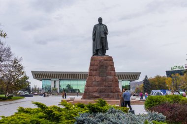 Almaty City 29 Ekim 2023. Kazakistan, Almaty, Dostyk Caddesi. Ünlü Kazak şair ve yazar Abay Kunanbayevat 'ın merkez meydanı. Almaty Şehri, Kazakistan