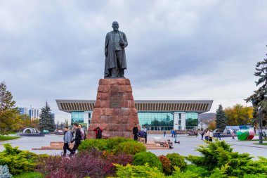 Almaty City 29 Ekim 2023. Kazakistan, Almaty, Dostyk Caddesi. Ünlü Kazak şair ve yazar Abay Kunanbayevat 'ın merkez meydanı. Almaty Şehri, Kazakistan