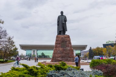 Almaty City 29 Ekim 2023. Kazakistan, Almaty, Dostyk Caddesi. Ünlü Kazak şair ve yazar Abay Kunanbayevat 'ın merkez meydanı. Almaty Şehri, Kazakistan
