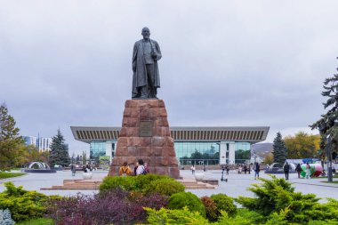 Almaty City 29 Ekim 2023. Kazakistan, Almaty, Dostyk Caddesi. Ünlü Kazak şair ve yazar Abay Kunanbayevat 'ın merkez meydanı. Almaty Şehri, Kazakistan