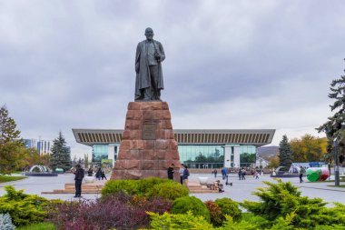 Almaty City 29 Ekim 2023. Kazakistan, Almaty, Dostyk Caddesi. Ünlü Kazak şair ve yazar Abay Kunanbayevat 'ın merkez meydanı. Almaty Şehri, Kazakistan