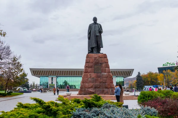 Almaty City 29 Ekim 2023. Kazakistan, Almaty, Dostyk Caddesi. Ünlü Kazak şair ve yazar Abay Kunanbayevat 'ın merkez meydanı. Almaty Şehri, Kazakistan