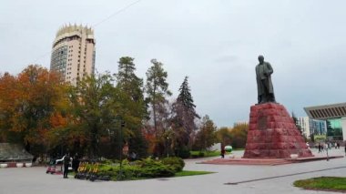 Almaty City Zaman Çizelgesi 29 Ekim 2023. Kazakistan, Almaty, Dostyk Caddesi. Ünlü Kazak şair ve yazar Abay Kunanbayev 'in ana meydandaki anıtı. Almaty Şehri, Kazakistan
