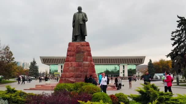 2023年10月29日阿拉木图市时间 哈萨克斯坦 阿拉木图 Dostyk大道 哈萨克著名诗人和作家Abay Kunanbayev的纪念碑位于中央广场 哈萨克斯坦阿拉木图市 — 图库视频影像