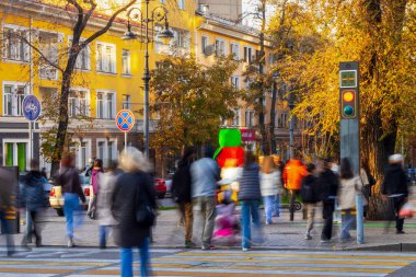 Almaty City 5 Kasım 2023. Almaty 'deki Arbat Bulvarı, Zhibek Zholy Caddesi. Panfilov Yürüyen Sokak