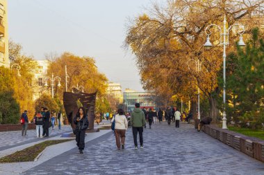 Almaty City 5 Kasım 2023. Almaty 'deki Arbat Bulvarı, Zhibek Zholy Caddesi. Panfilov Yürüyen Sokak