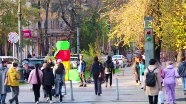 Almaty City Video 5 Kasım 2023. Almaty 'deki Arbat Bulvarı, Zhibek Zholy Caddesi. Panfilov Yürüyen Sokak