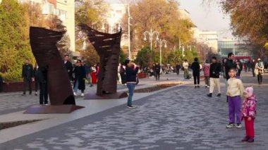 Almaty City Video 5 Kasım 2023. Almaty 'deki Arbat Bulvarı, Zhibek Zholy Caddesi. Panfilov Yürüyen Sokak