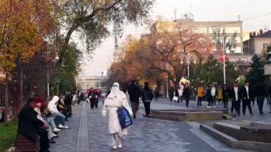 Almaty City Video 5 Kasım 2023. Almaty 'deki Arbat Bulvarı, Zhibek Zholy Caddesi. Panfilov Yürüyen Sokak